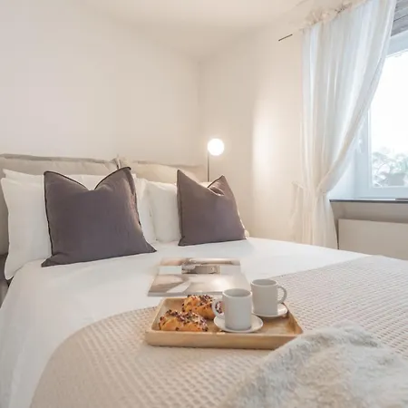 Pretty In Old Town By Rent Apartment