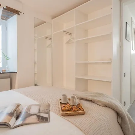 Apartment Pretty In Old Town By Rent Carate Urio