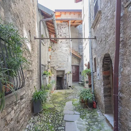 Pretty In Old Town * Carate Urio