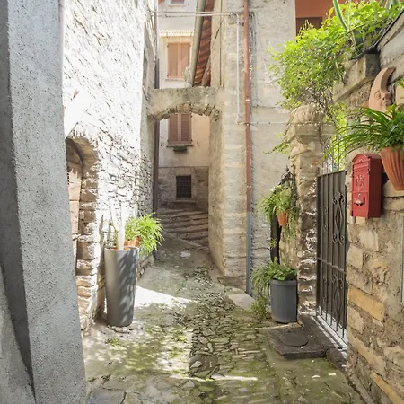 Pretty In Old Town By Rent Apartment Carate Urio